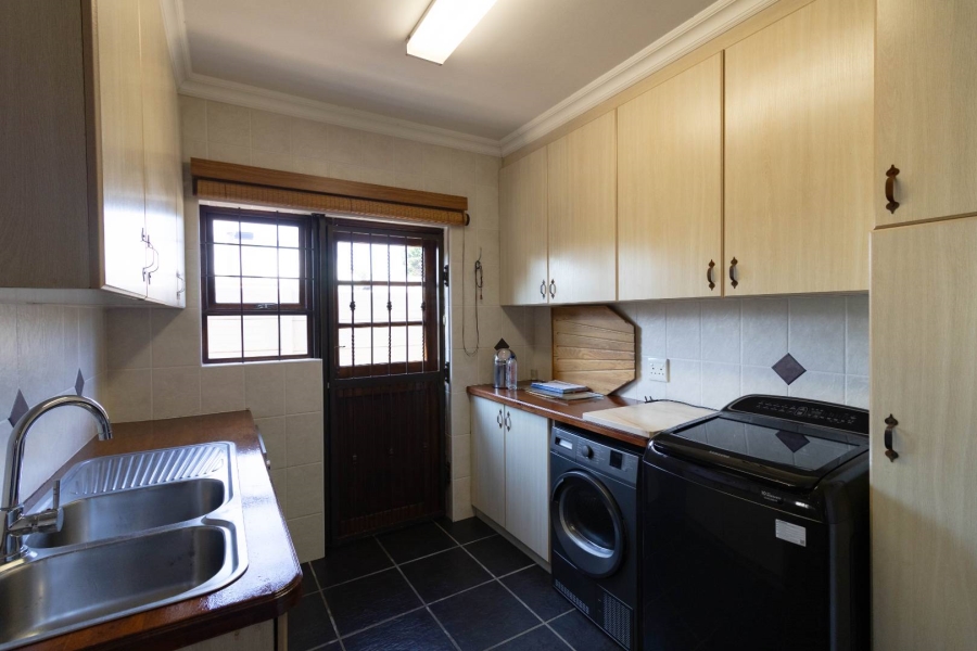 6 Bedroom Property for Sale in Sandbaai Western Cape
